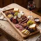 Platou de servire din lemn pentru brânzeturi și mezeluri, design rustic, ideal pentru evenimente sau cadou.