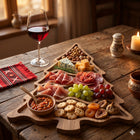 Platou de servire din lemn pentru brânzeturi și mezeluri, design rustic, ideal pentru evenimente sau cadou.